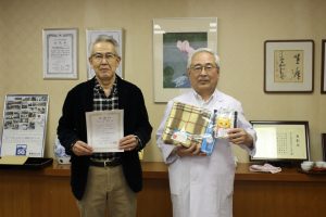 入院患者さんに膝掛けのクリスマスプレゼント