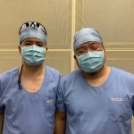 昭和大学脊椎外科センターより岡野市郎講師（右）が、当院脊椎手術を手術見学