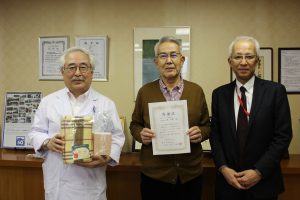 入院患者さんに膝掛けのクリスマスプレゼント