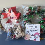 朝日大学「ふれあいサークルすまいる」から、クリスマスリース等をいただきました。